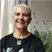 Profesora titulada de Yoga , clases online y presenciales para adultos, adultos mayores y embarazadas. Diez años de experiencia